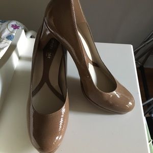 Naturalizer tan, patent leather heels pumps